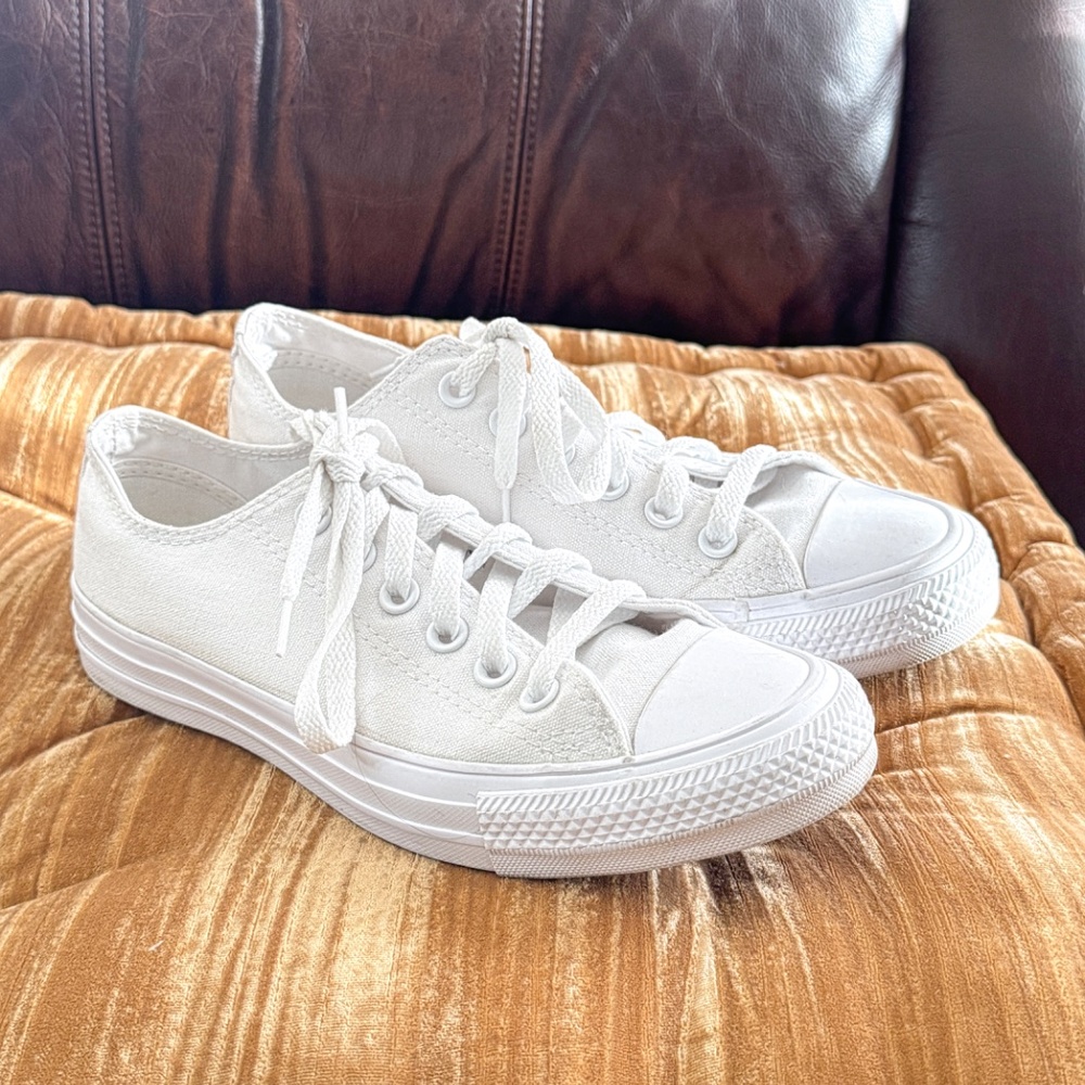 Converse Chuck Taylor All Star Classic Sneakers Shoes -White -Women's 7 -Men's 5